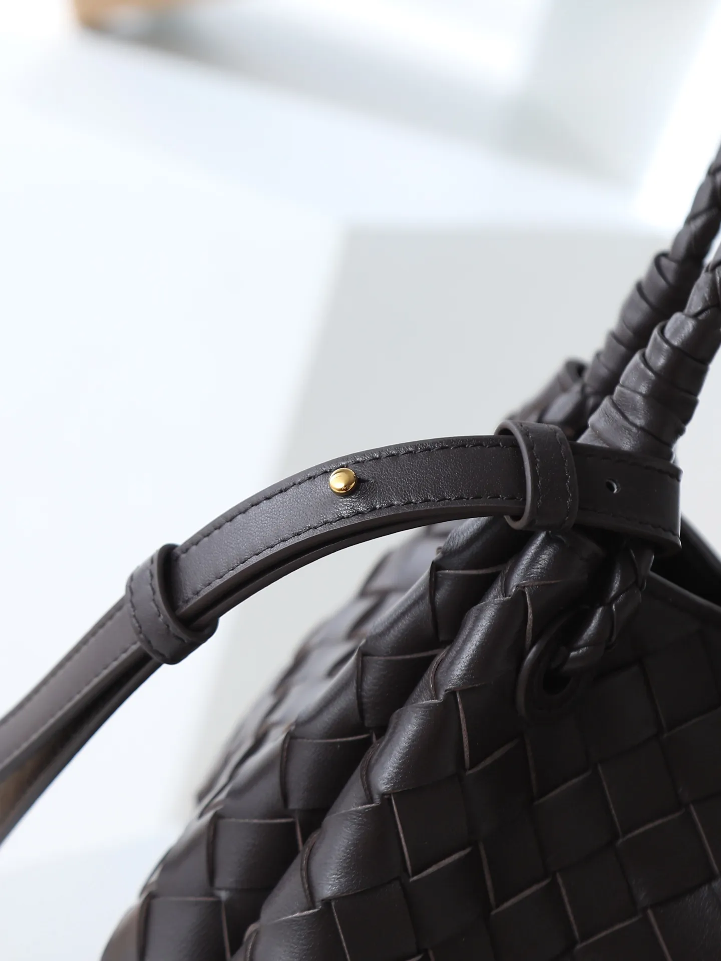 1300. BV's new intrecciato woven leather shoulder bag 🪂 835921 comes with a detachable diagonal shoulder strap and comes with a mini bag inside. The appearance retains the unique design of BV woven leather. The parachute bag is a bag that makes people fall in love before seeing the real thing. The small golden knot embellishment is full of simple and high-end sense to meet your needs in different occasions. Size: 29.5X18.5X17.5cm